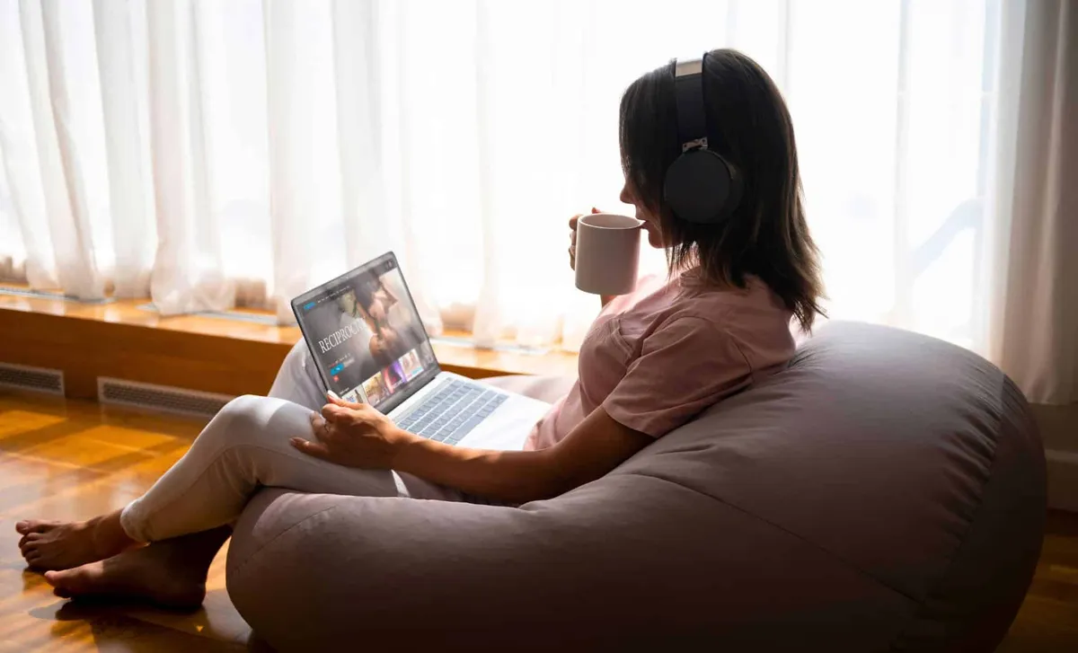 Die Hälfte der Generation Z will nicht zurück ins Büro – weil sie dann nicht mehr nonstop ihre Lieblingsserien gucken kann