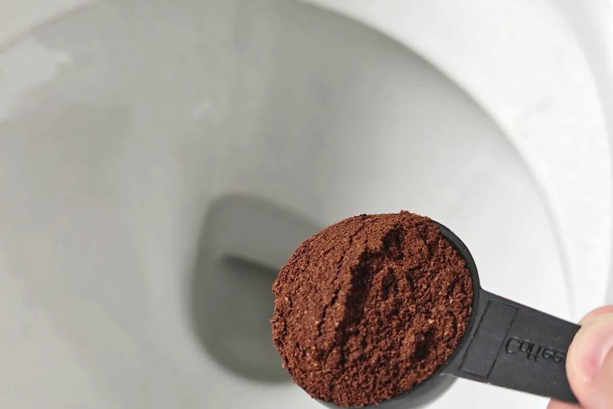 Ein Löffel Kaffeereste: der nachhaltige Alltagshelfer in deinem Haushalt