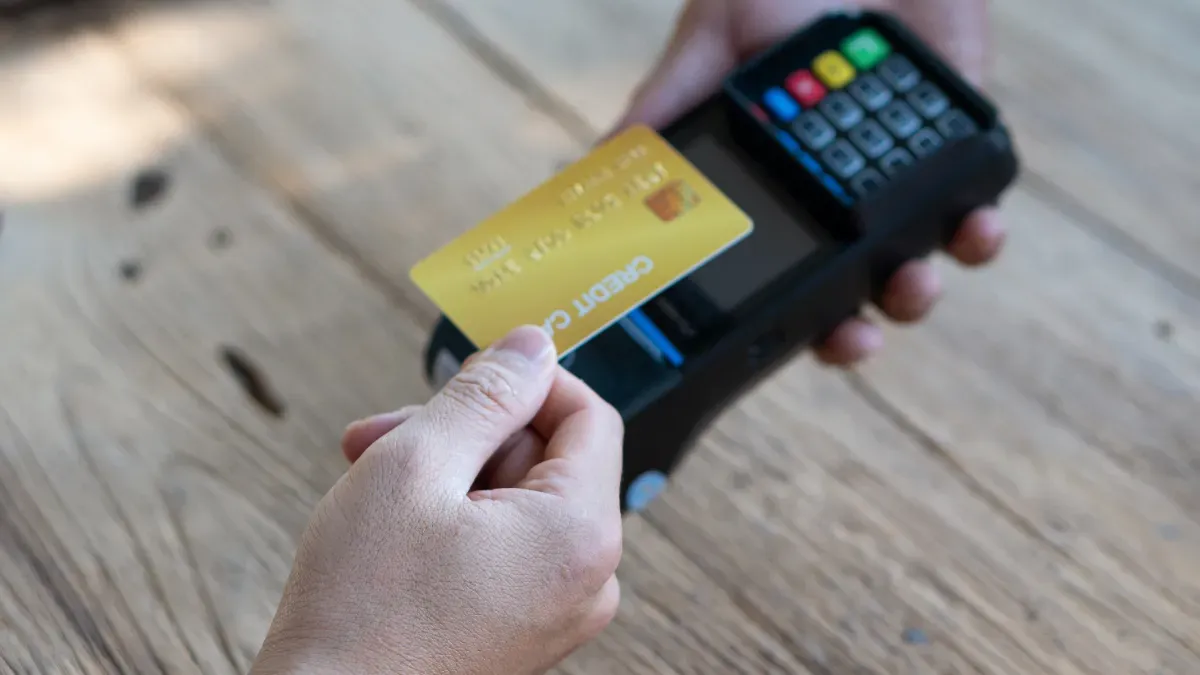 Kartenzahlung im Supermarkt – verleitet das zu mehr Ausgaben?