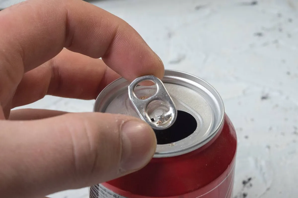 Das kleine Ingenieurswunder am Zugring von Getränkedosen